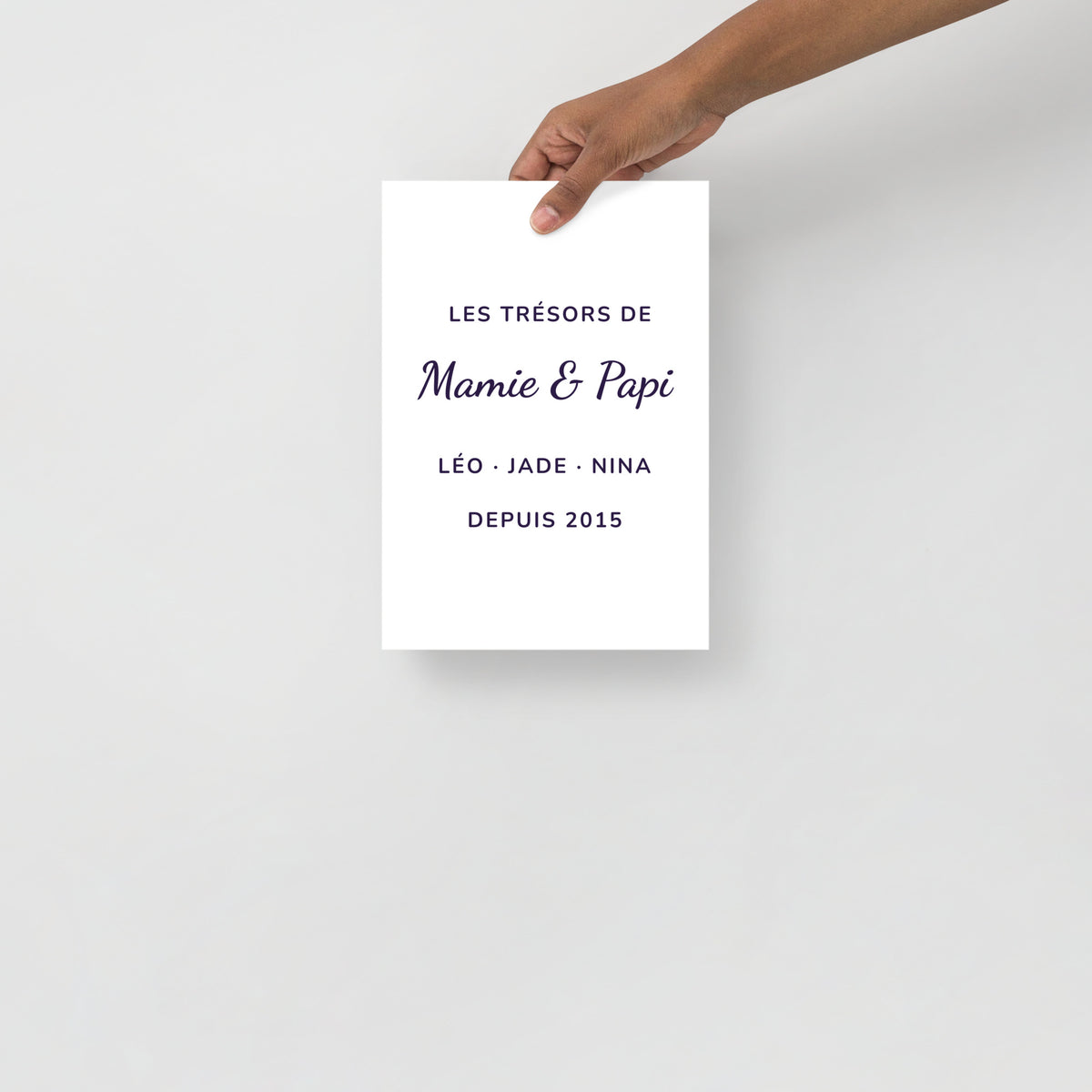 Affiche personnalisée « Mamie & Papi » tenue en main, format A4 21 × 30 cm