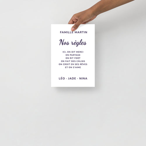 Affiche personnalisée « Les règles de la maison » tenue en main, format A4 21 × 30 cm