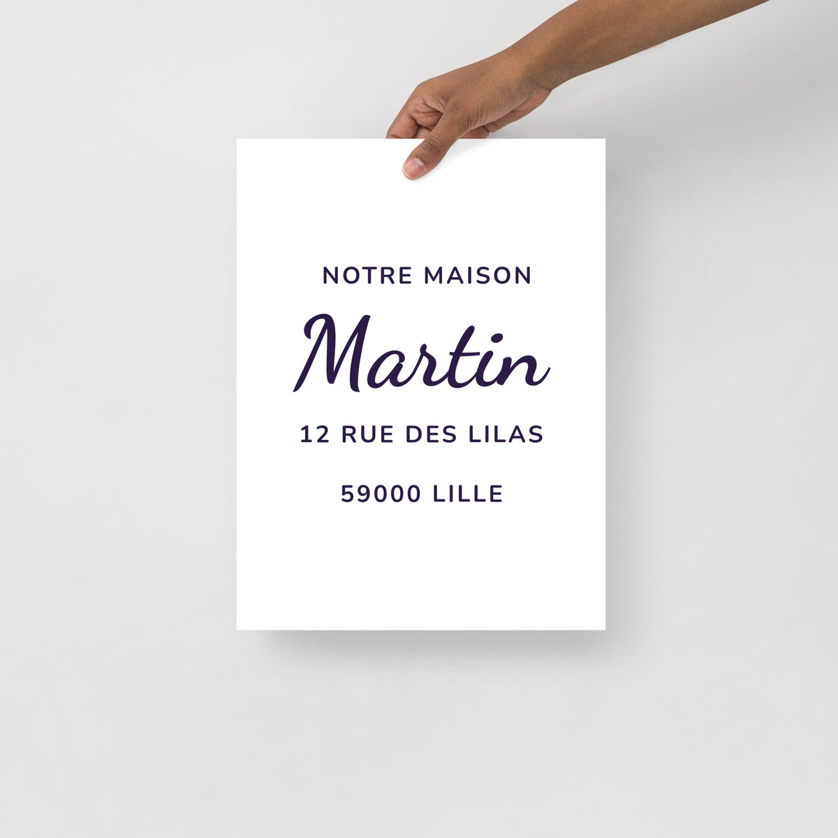 Affiche personnalisée « Notre maison » tenue en main, format 30 × 40 cm