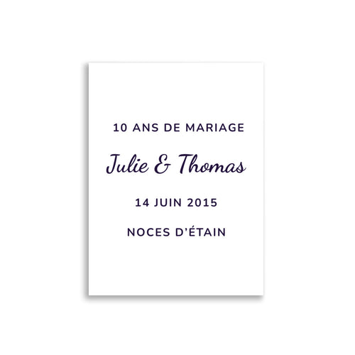 Gros plan sur l'affiche anniversaire de mariage personnalisée : prénoms, date et noces